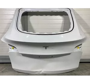 Кришка багажника біла з дефектом (вмятина) Тесла Модель Y 1493410-E0-A