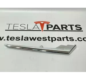 Накладка люверса верхня права хром Tesla Model X, 1049610-00F