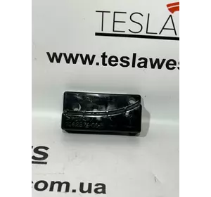 Кронштейн заднього бампера правий Tesla Model S, 1042974-00-B