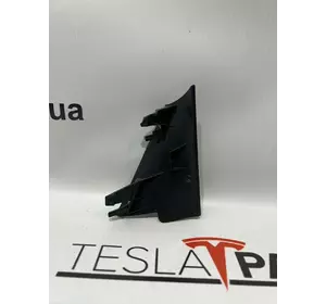 Накладка дифузора радіатора права Tesla Model S Rest, 1057850-00-C
